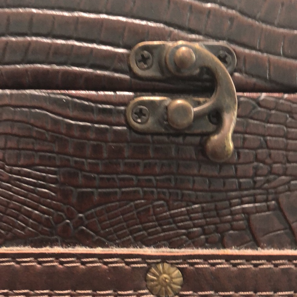 A beautiful leather and wood box hand sewed stitching with studs - Picture 2 of 8